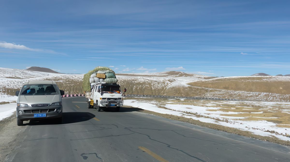 Et toujours des camions surchargés...