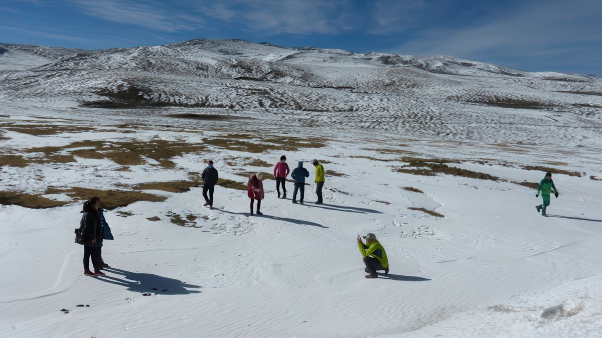Un 1er arrêt pour profiter du paysage. Quelques touristes chinois se prennent en photos, certains venant de régions où il n'y a pas de neige