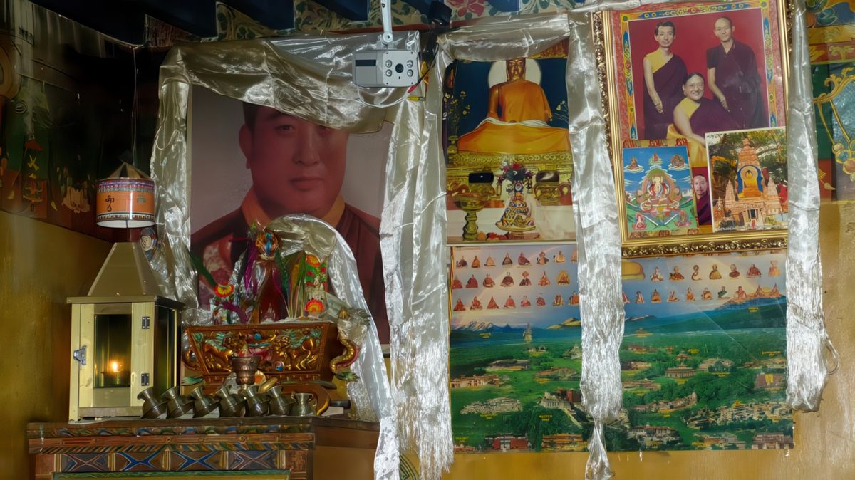 A gauche, un petit autel, au dessus une photo du Xe panchen-lama. A droite, une photo de l'actuel Sakya Trizin (et ses deux fils), détenteur du Trône des Sakya et sa 41e incarnation; il s'est exilé en 1959 et réside aujourd'hui à Dehra Dun en Inde. Comme tous les chefs de lignée Sakya, il est marié. Il a eu deux fils et le plus jeune, Dungsey Gyana Vajra né le 5 juillet 1979 à Dehra Dun, est moine et dirige le Monastère de Sakya construit en Inde.