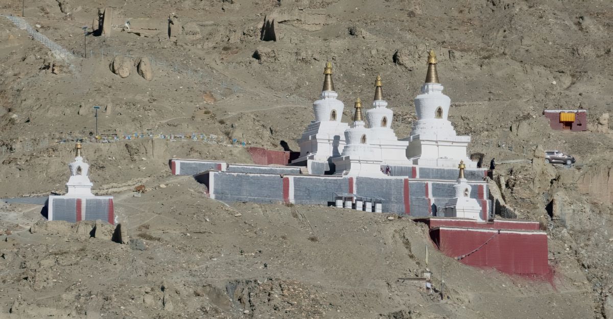 Arrivée au monastère de Sakya, dominé par des stûpas.
