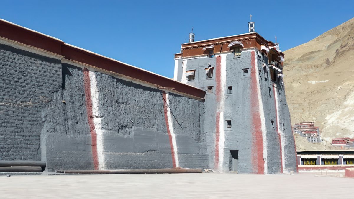 L'architecture médiévale mongole du monastère de Sakya est tout à fait différente de celle des temples de Lhassa et des Yarlung. Les bâtiments sont gris-bleu, ornés de bandes horizontales blanches sous le toit, et de rayures verticales rouges et blanches; Sakya offre un des rares exemples de fortifications parfaitement conservées.