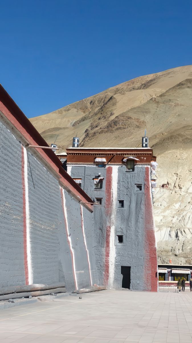 Le monastère de Sakya couvre une superficie de 15 000 m2, son enceinte carrée mesure 200 m de côté et 4 m d'épaisseur, elle comprend 4 tours d'angle et 4 tours sur les côtés.