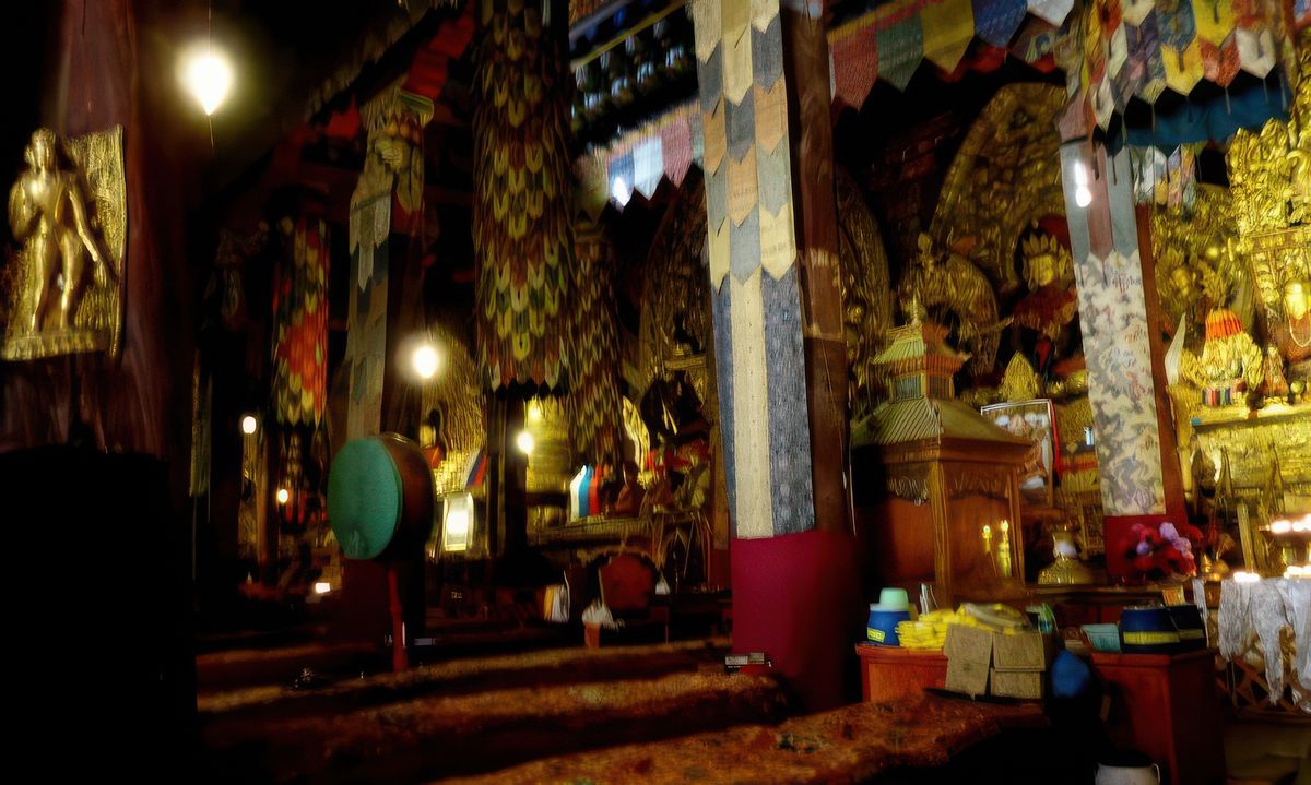 La grande salle d'assemblée est d'une grande richesse, Sakya accumula les trésors au fil du temps. Régulièrement, les empereurs mongols apportaient des présents au monastères. Malheureusement beaucoup de ces richesses firent l'objet d'un racket par le gouvernement chinois.