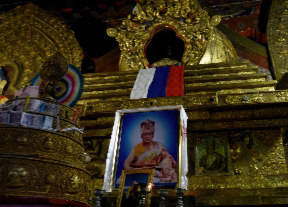 Hoto du Sakya Trizin actuel, Ngawang Kunga Tegchen Palbar Trinley Samphel Wanggi Gyalpo, né près de Shigatse le 7 septembre 1945. Il a été intronisé en 1951 par le 14e Dalaï Lama. Il a fui le Tibet en 1959 et réside aujourd'hui à Dehra Dun en Inde. Comme tous les chefs de lignée Sakya, il est marié, en l’occurrence à Dagmo Kusho Tashi Lhakee dont il a eu deux fils. Son aîné - en principe futur titulaire de la fonction - est Dungsey Ratna Vajra, né en 1974. Son autre fils, Dungsey Gyana Vajra, né le 5 juillet 1979 à Dehra Dun, est marié à Dagmo Sonam et a une fille.