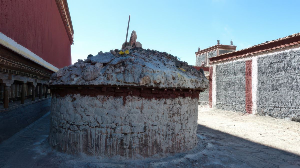 Malgré le soleil, il ne fait pas chaud, les billets offerts par les pèlerins (offrandes) sur ce monument sont collés par le beurre de dri (femelle du yak) gelé.