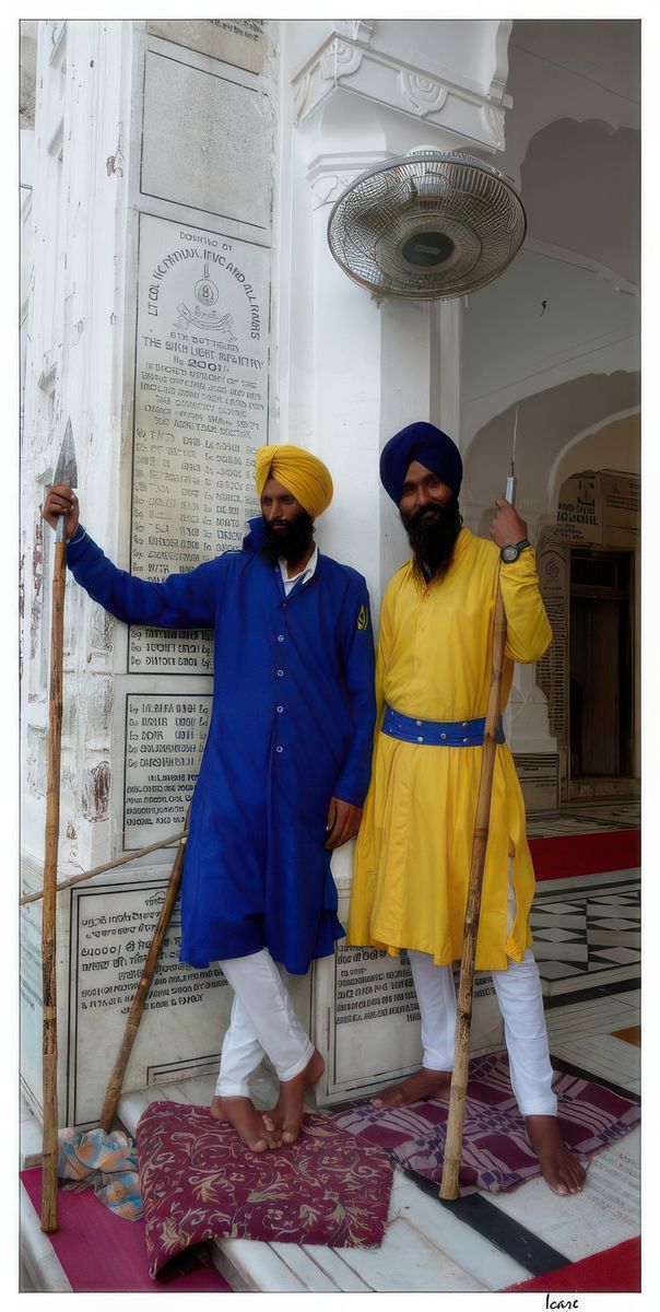 Deux gardiens sikhs du Temple d'Or. Adeptes d'une religion fondée au XVe siècle, et qui se veut un syncrétisme de l'islam et de l'hindouisme, les sikhs - reconnaissables à leur barbe et à leur turban - représentent 13 millions des quelques 850 millions d'habitants de l'Inde. Longtemps persécutés, ils ont développé, au fil du temps, une tradition militaire. D'où cette allure fière, et ce nom, Singh (lion), qu'ils portent tous.