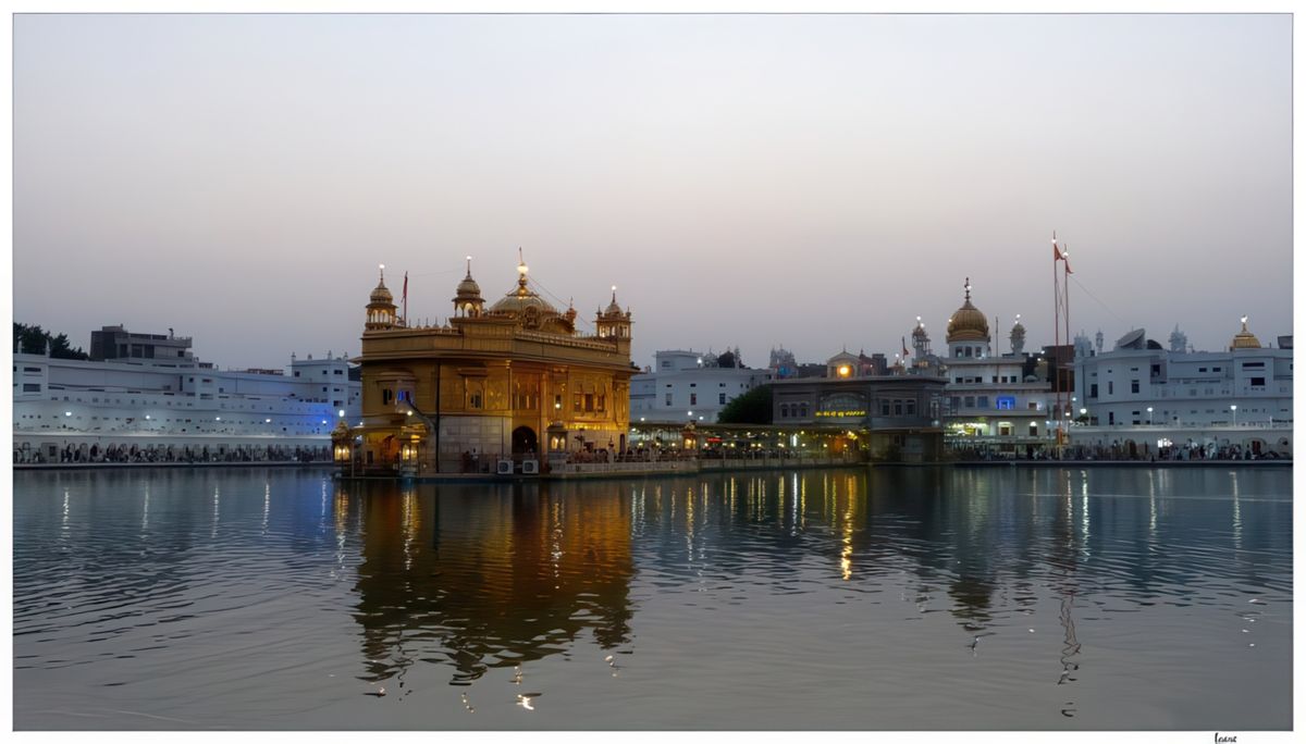 Le soleil s'est couché, mais c'est toujours l'affluence pour entrer à l'intérieur du Temple d'Or, dans lequel se trouve l'Adi Granth (ou Granth Sahib), le livre sacré des sikhs, composé d'hymnes destinés à la prière. Pas de photo à l'intérieur tellement il y avait de monde, la ferveur des pèlerins est impressionnante!