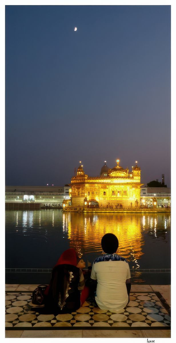 Encore un instant magique: sous la lune, un couple et leur fils contemplent l'Harmandir Sahib illuminé .