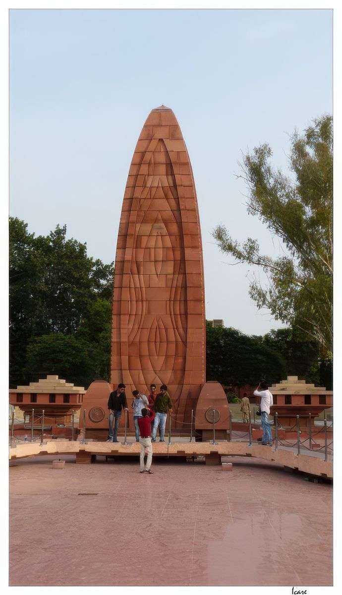 Familles avec enfants, couples, jeunes gens aiment se prendre en photo devant le mémorial.