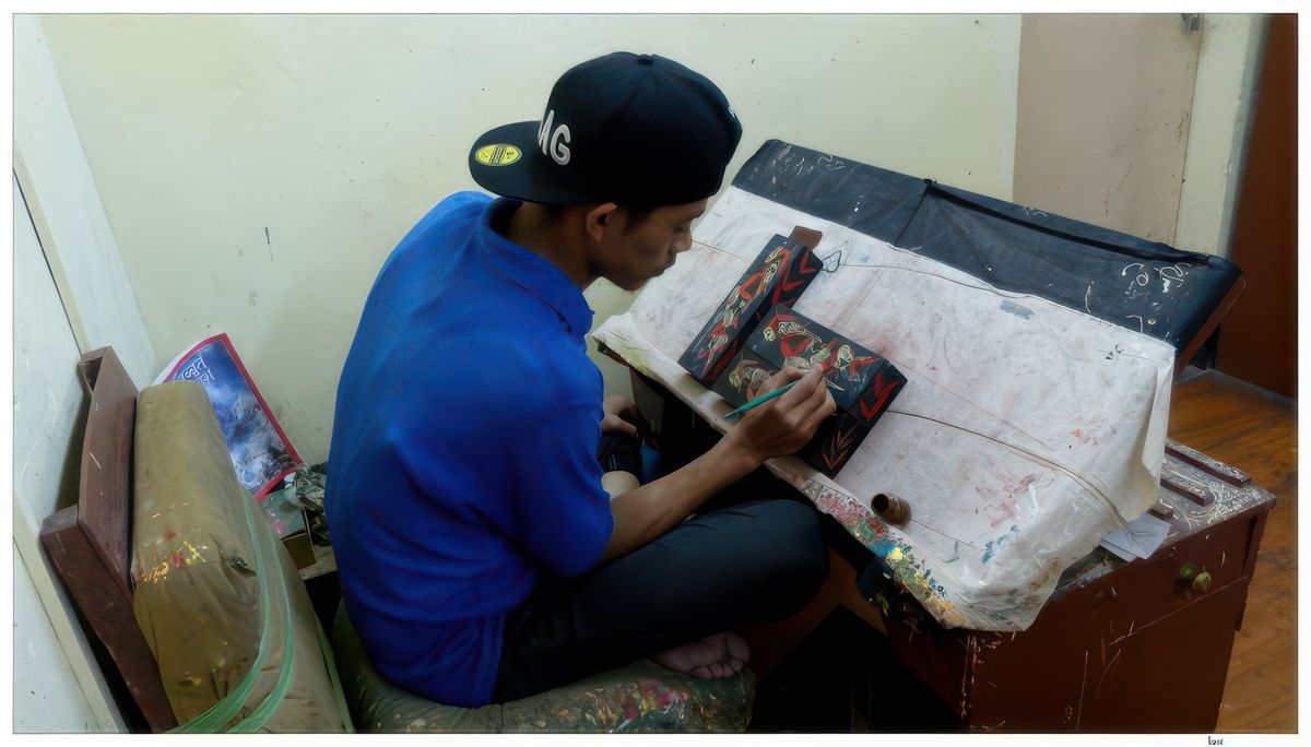 Apprentis et artistes travaillent en silence.