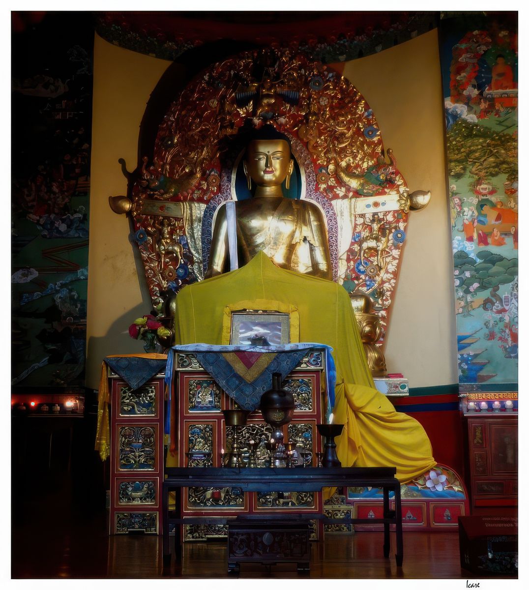 Statue dorée de Sakyamuni de 4 mètres de haut, à l'intérieur du temple de Deden Tsuglaklang de l'institut.