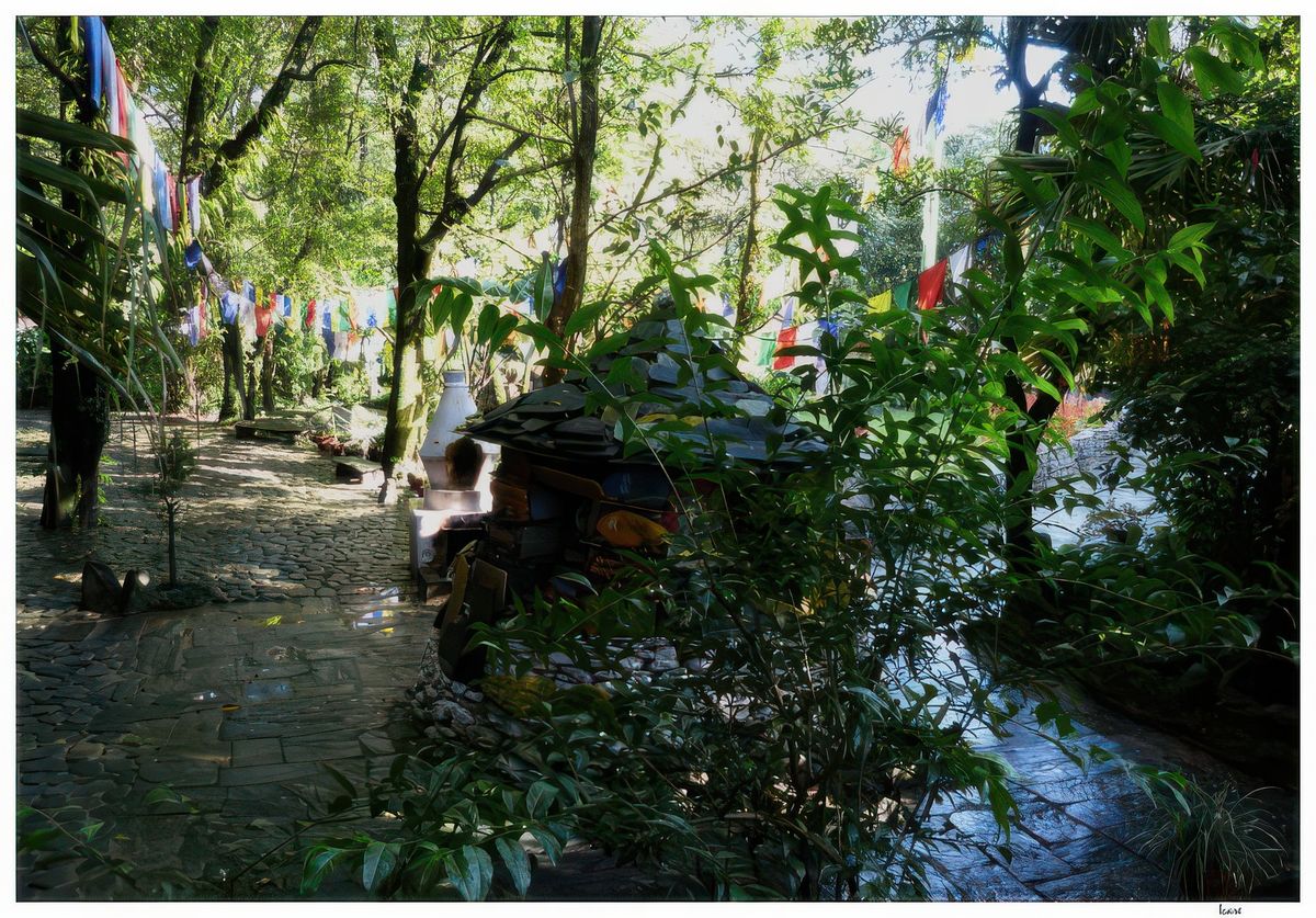 Les drapeaux de prières flottent au dessus d'un petit sanctuaire entouré de pierres à mani, à l'arrière, un four dans lequel brûle des feuilles de genévrier pour l’offrande de fumée aux Dieux.