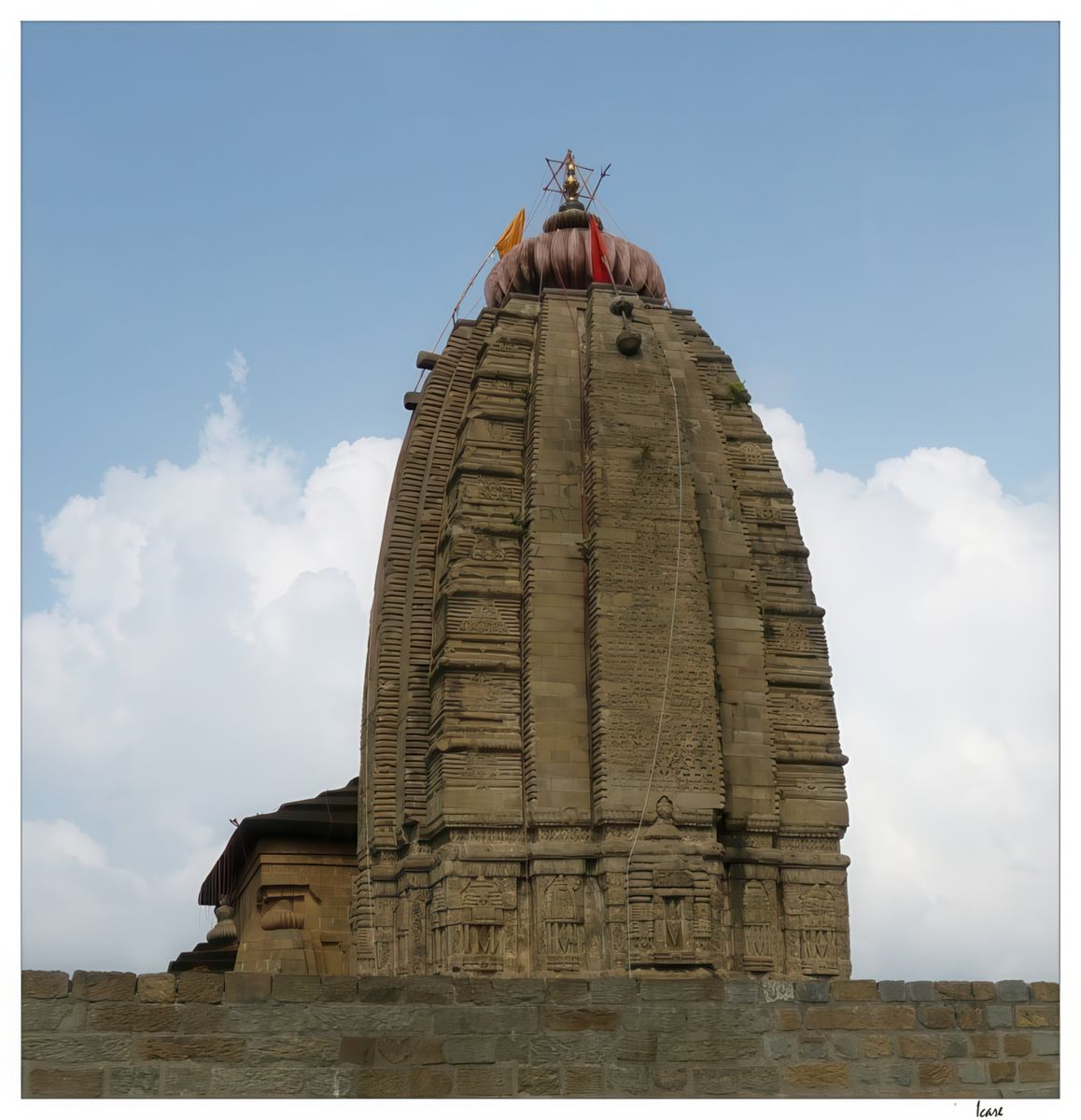 Le complexe est entouré d’un mur, avec une entrée principale, au sud, ornée de représentations de Ganapati (Ganesh) et d’Hanuman de chaque côté.