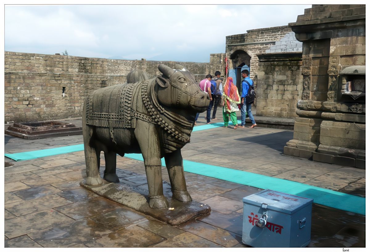 A l'entrée, une statue de Nandi (XIIIe siècle), dont le nom signifie "Le Joyeux"; c'est le taureau qui accompagne Shiva et lui sert de monture (vâhana). Les pèlerins le vénèrent, lui touchent la tête et lui parlent à l'oreille afin qu'il transmette leurs voeux à Shiva.