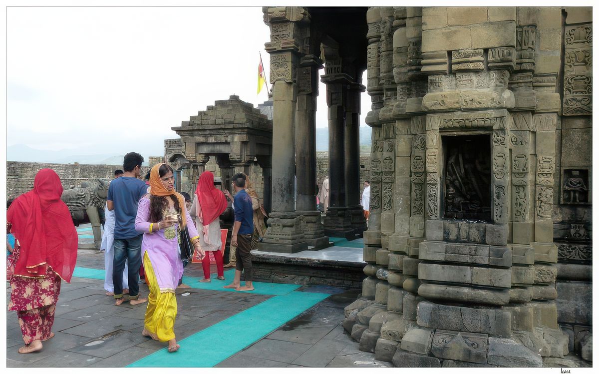 Beaucoup de pèlerins ce jour-là, pas de photo de l'ensemble du complexe qui est composé d'un vestibule (antarala) et d'un portique situés derrière la statue de Nandi.