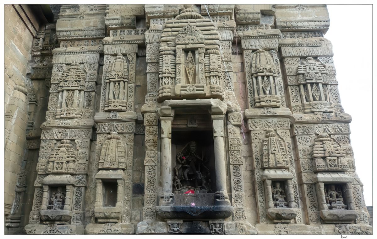 Le temple, d'architecture shikhara, possède de très beaux piliers finement décorés.