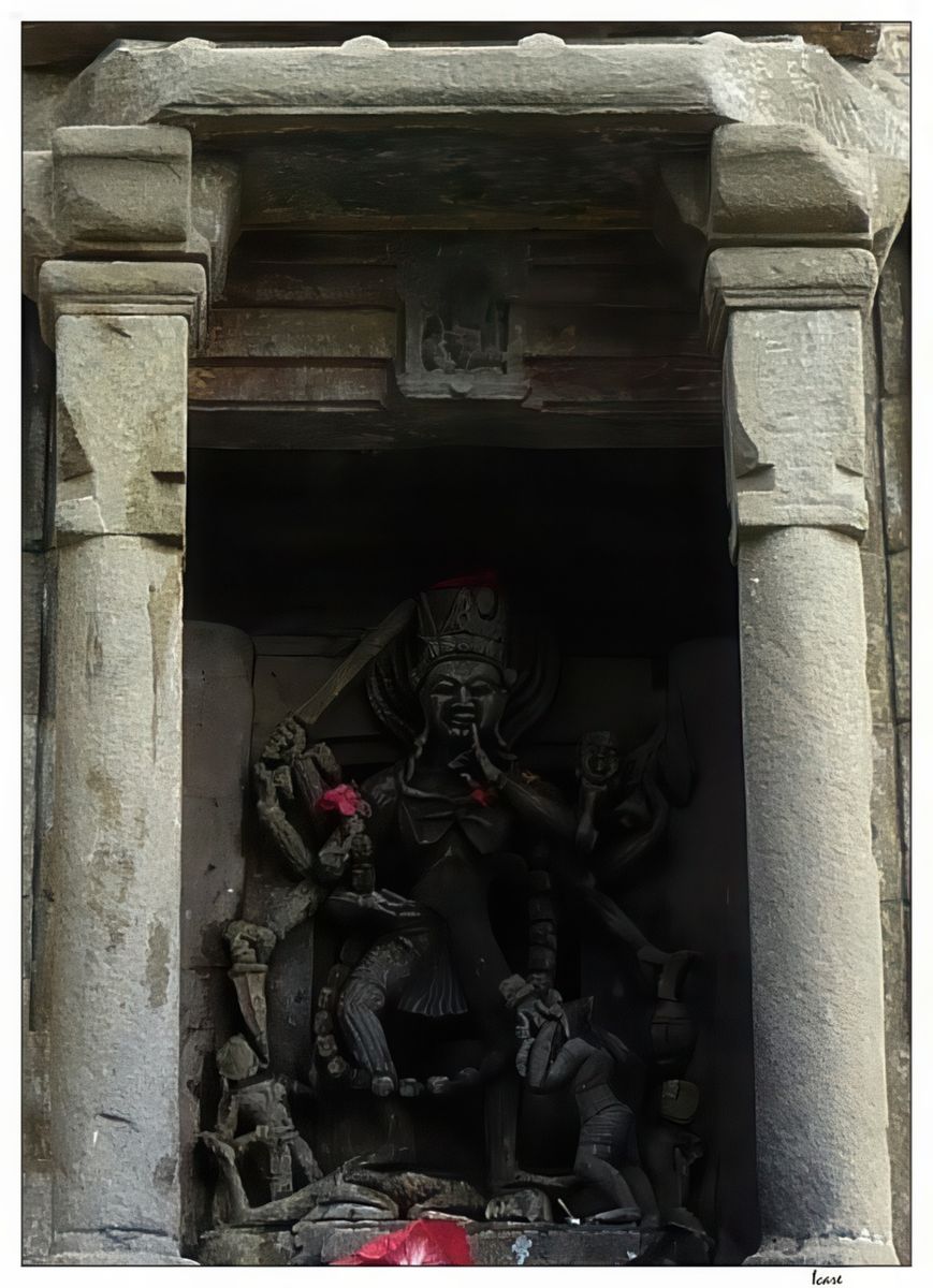 Représentation très rare de la déesse Chamunda (forme terrible de Devî appelée aussi Mahadevi la grande Déesse). Une épée à la main et une tête coupée dans l'autre, cette déesse aux dix bras, au corps squelettique et aux seins pendants, est représentée en train de tuer un démon.