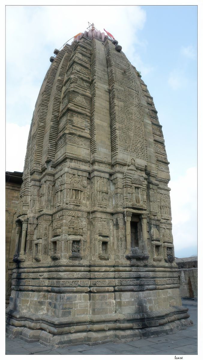 Le shikhara curviligne du temple.