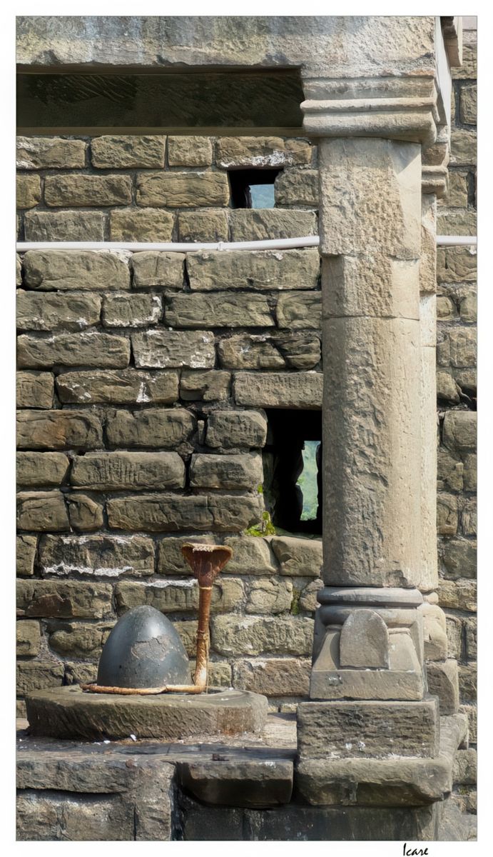 Statue d’un lingam protégé par un serpent dressé (naga) dont le capuchon est déployé. Le lingam ou linga est un objet dressé, souvent d'apparence phallique, représentation classique, dite anicônique, de Shiva et de l'énergie masculine.