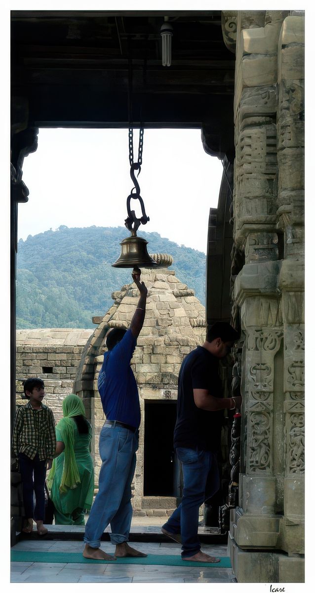 L’ardha-mandapa contient souvent une cloche au plafond que les fidèles font sonner en entrant ou sortant du temple.