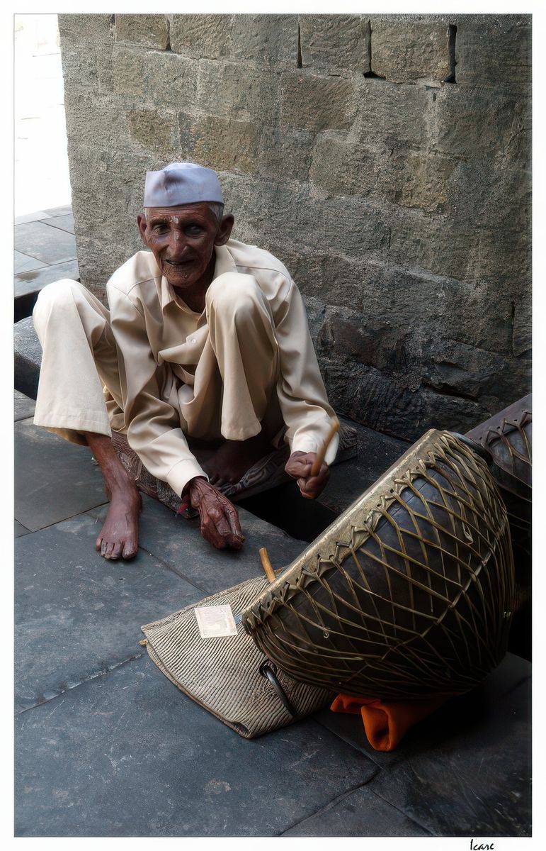 Musicien au temple de Baijnath, son instrument à percussion est composé d'une peau de chèvre tendue sur le fût et maintenue par des lanières de peau.