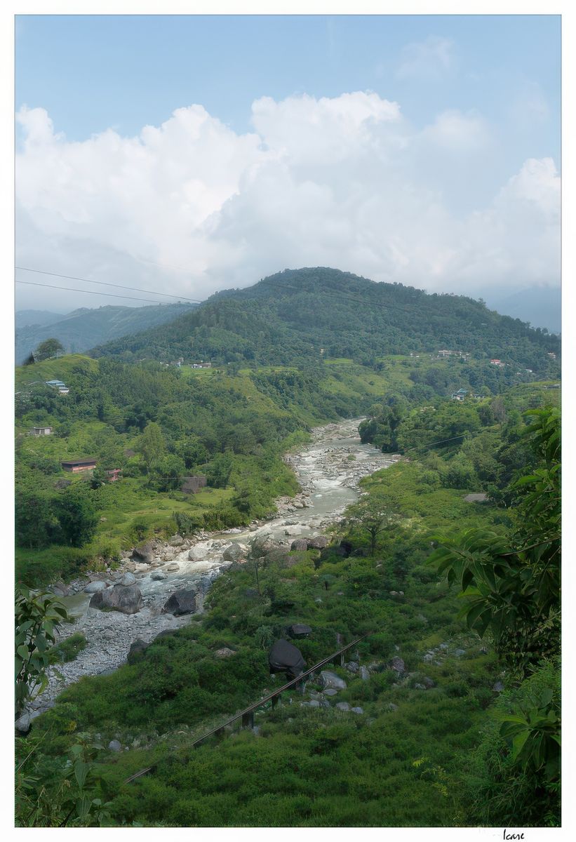 Vue sur la rivière depuis le temple de Baijnath.