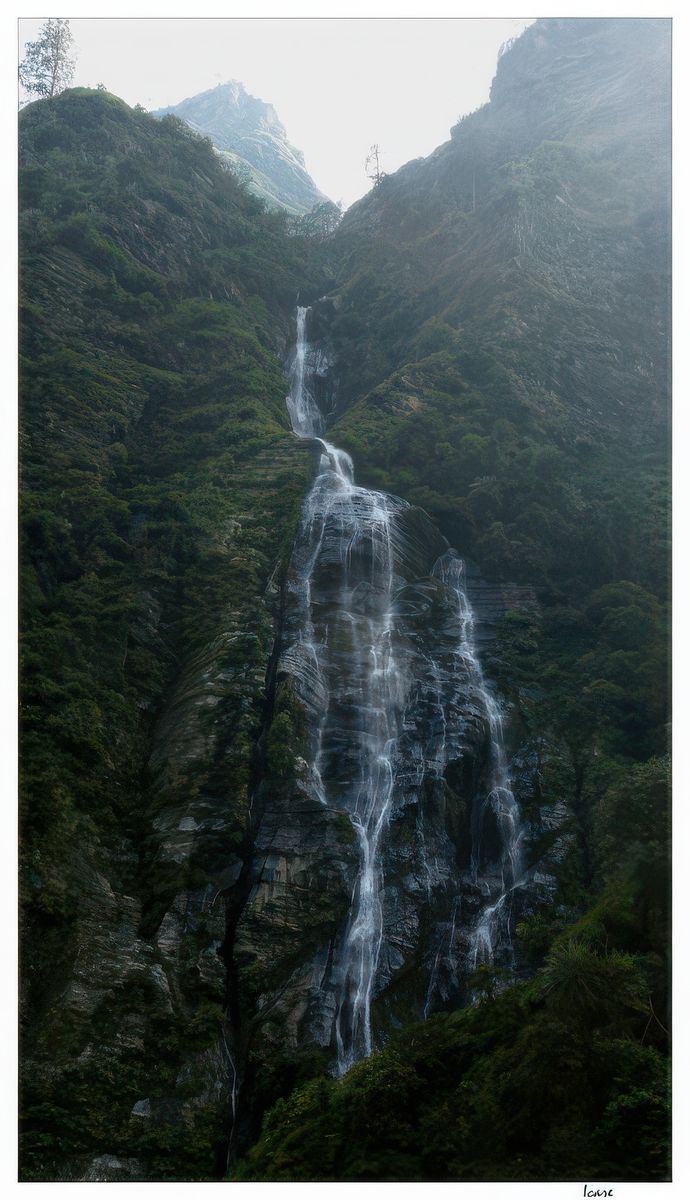 Une jolie cascade dévale et vient se jeter dans une rivière.