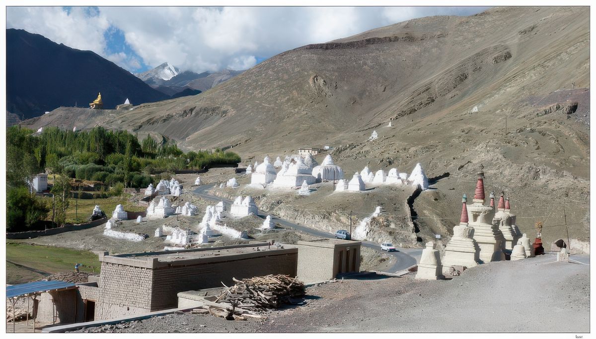 On accède au palais de Stok par une route caillouteuse bordée de chörtens (stupas).