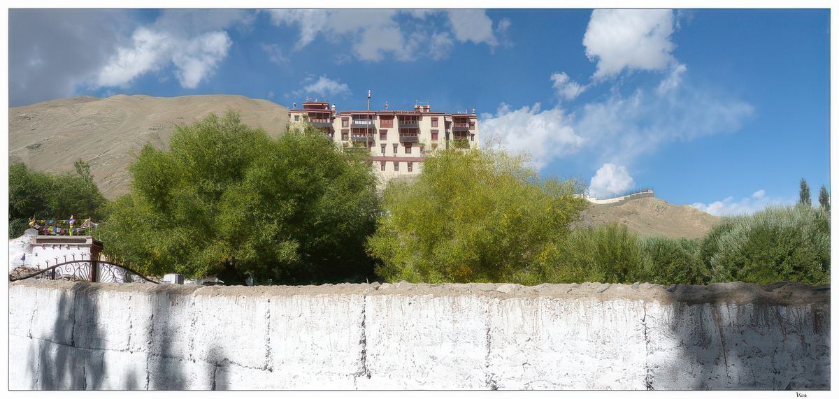 Erigé en haut d'une colline, le palais de Stok n'est pas très imposant. Son architecture et ses couleurs me font penser à un monastère tibétain plus qu'à un palais.