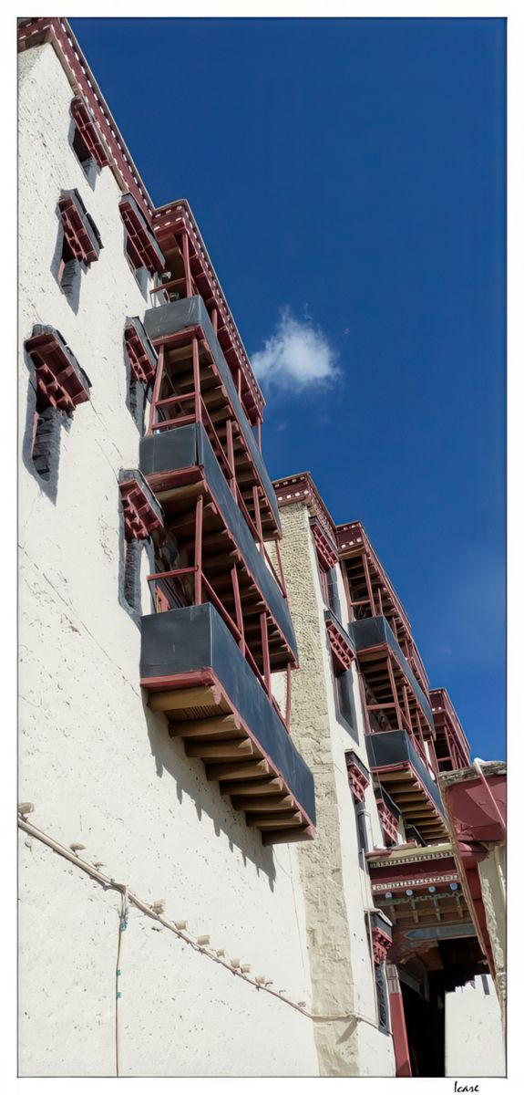 Fenêtres et balcons de la façade principale.