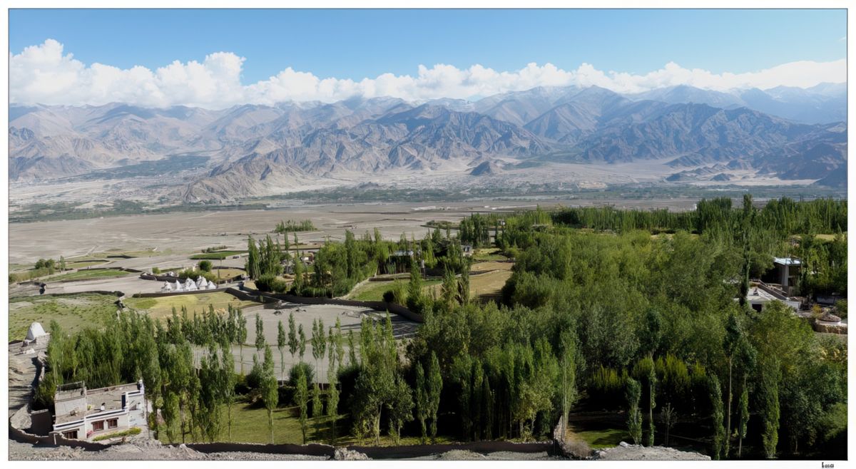 Vue sur la vallée de l'Indus entourée de montagnes.