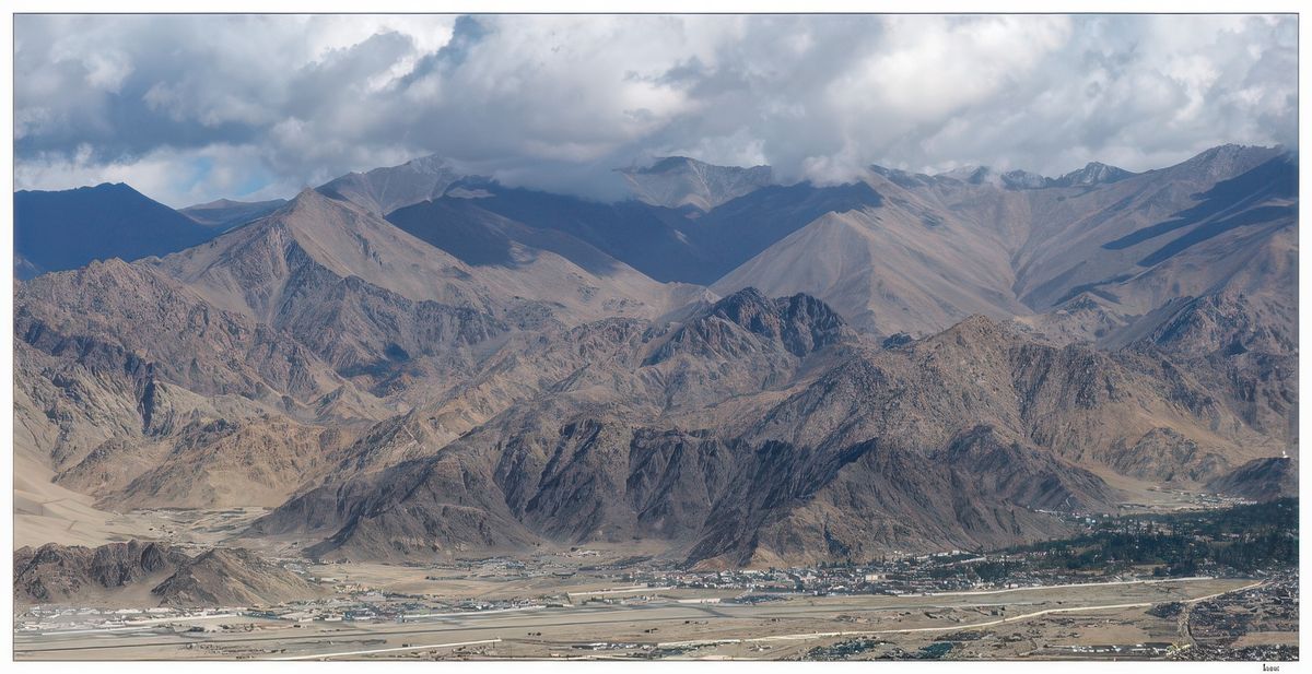 La vallée de l'Indus est large et ouverte, elle est parsemée de petits villages et de hameaux.