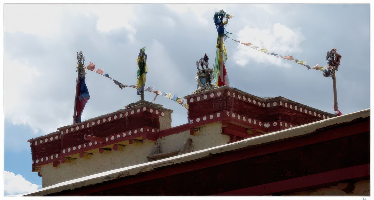 Vue sur les bannières de victoire chapeautées d'un trident. Il existe 2 sortes de bannières, celles-ci sont fichées à chaque coin de la terrasse sur laquelle on accède par un escalier. Originellement en tissu, elles symbolisaient dans l'Inde ancienne la victoire d'une armée sur le camp ennemi. Elles ont été reprises par la tradition bouddhiste pour représenter la victoire du dharma sur les forces négatives, du spirituel sur le temporel.