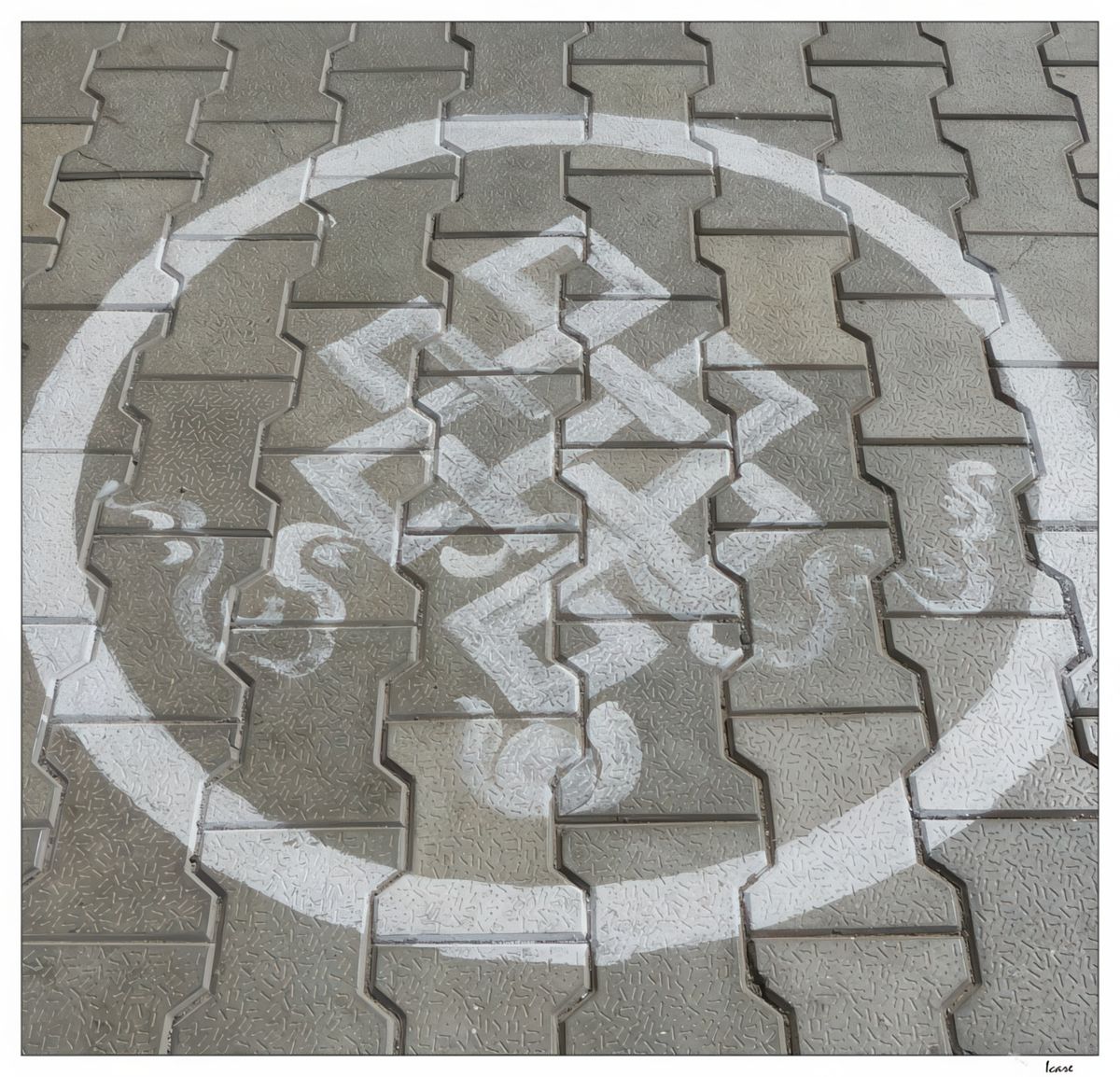 Au sol des symboles religieux. Le Nœud sans fin ou Infini tibétain représente le mouvement de ce qui est éternel, des chemins spirituels qui s’entrelacent et du temps. La forme est évoquatrice de la sagesse et de la compassion dans le bouddhisme tibétain.