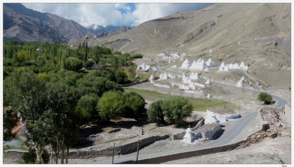 Le Ladakh est un royaume niché au milieu des montagnes, d'ici la vue porte loin et on reste subjugué par la beauté du lieu.