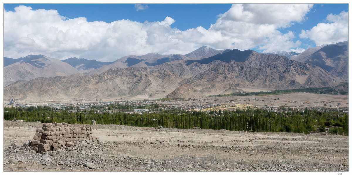 La route qui mène au monastère de Matho est superbe, nous traversons la vallée de l'Indus entourée de montagnes.