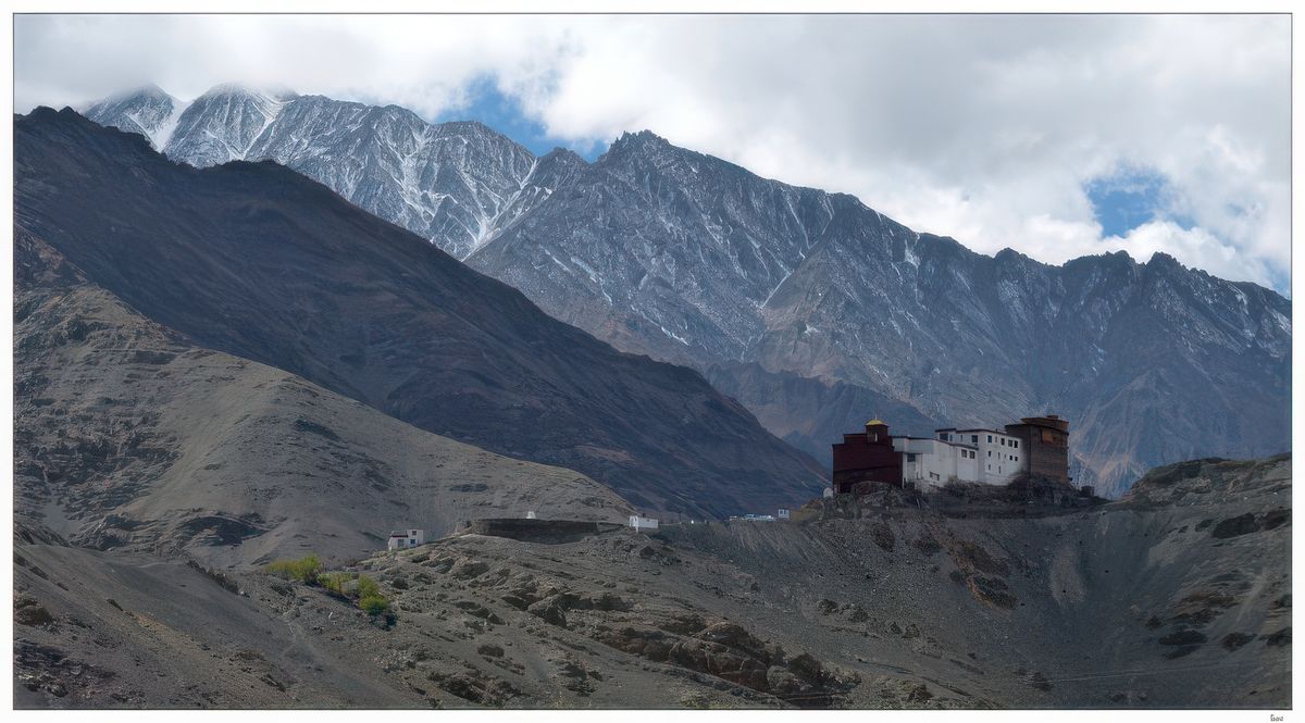 La vallée de l'Indus regroupe plusieurs monastères construits sur des éperons rocheux ou le long d'une corniche dominant un village.