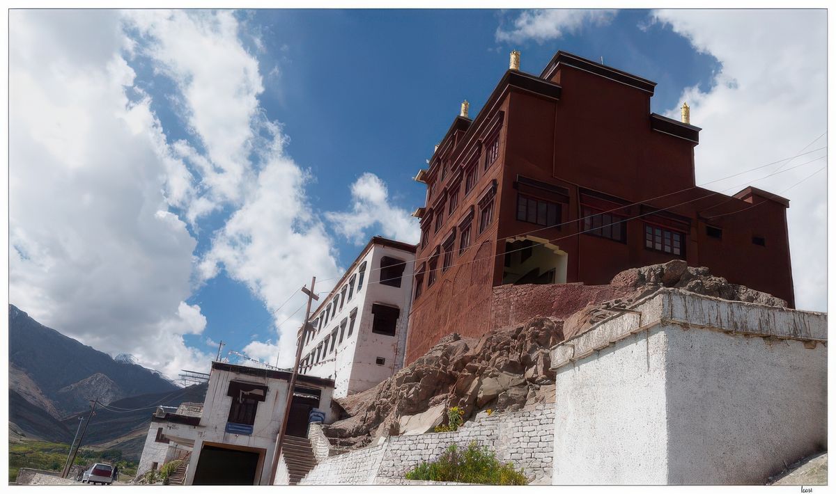 Matho est le seul monastère ladakhi à appartenir à la branche Sakyapa du bouddhisme vajrayana (bouddhisme tantrique). Ces branches sont au nombre de quatre, dont certaines connaissent des subdivisions.