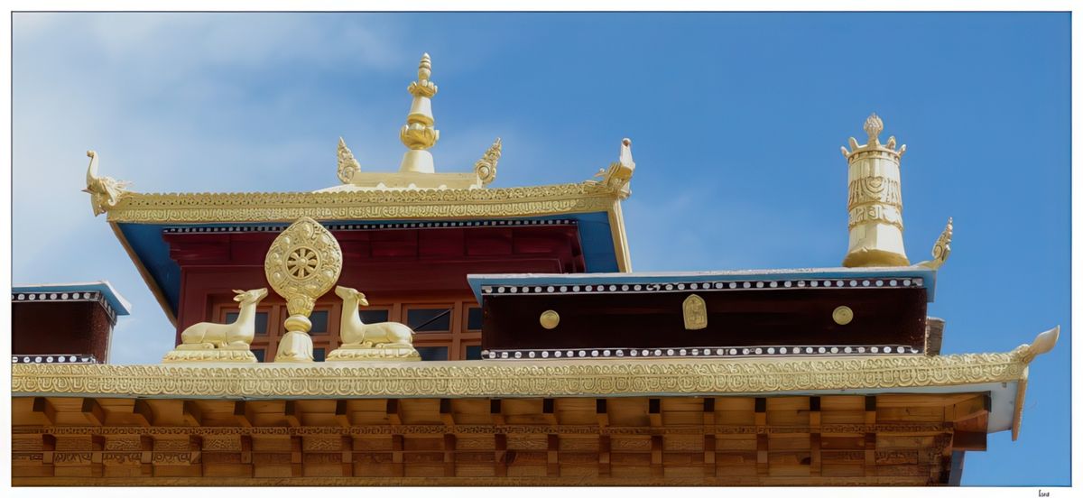 Quelques symboles religieux: tout en haut, le pignon d'or, de chaque côté du mur, les dragons sont censés chassés les mauvais esprits. En dessous, à droite, un dhvaja, au milieu la roue du Dharma entourée de deux daims.