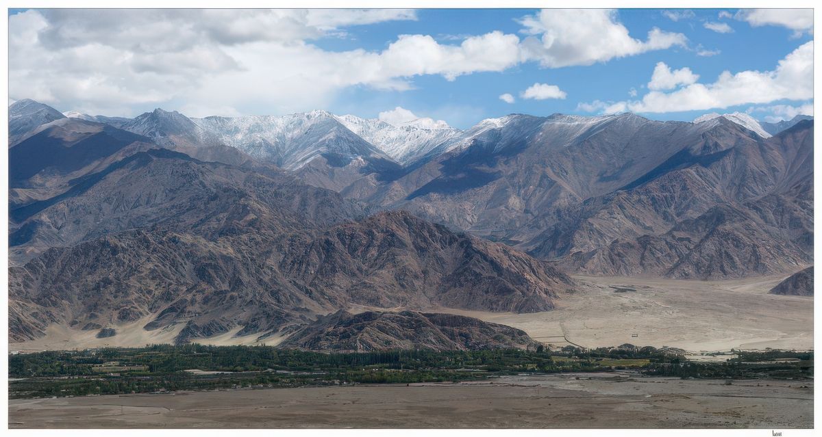 Depuis la terrasse du monastère, vue sur la vallée de l'Indus et les sommets enneigés.