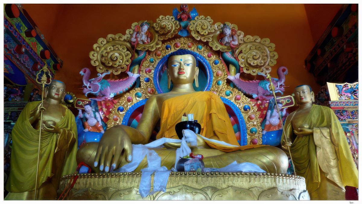 Shakyamuni, le Bouddha historique vécut dans le nord de l’Inde il y a environ 2 500 ans. Héritier des Shakya dont le royaume se trouvait sur les contreforts de l’Himalaya, il renonça à sa vie princière pour rechercher une solution aux souffrances des êtres humains.