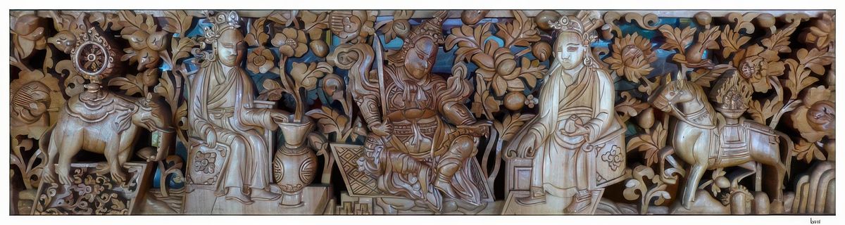 Détail de sculptures sur bois représentant des scènes et motifs religieux.