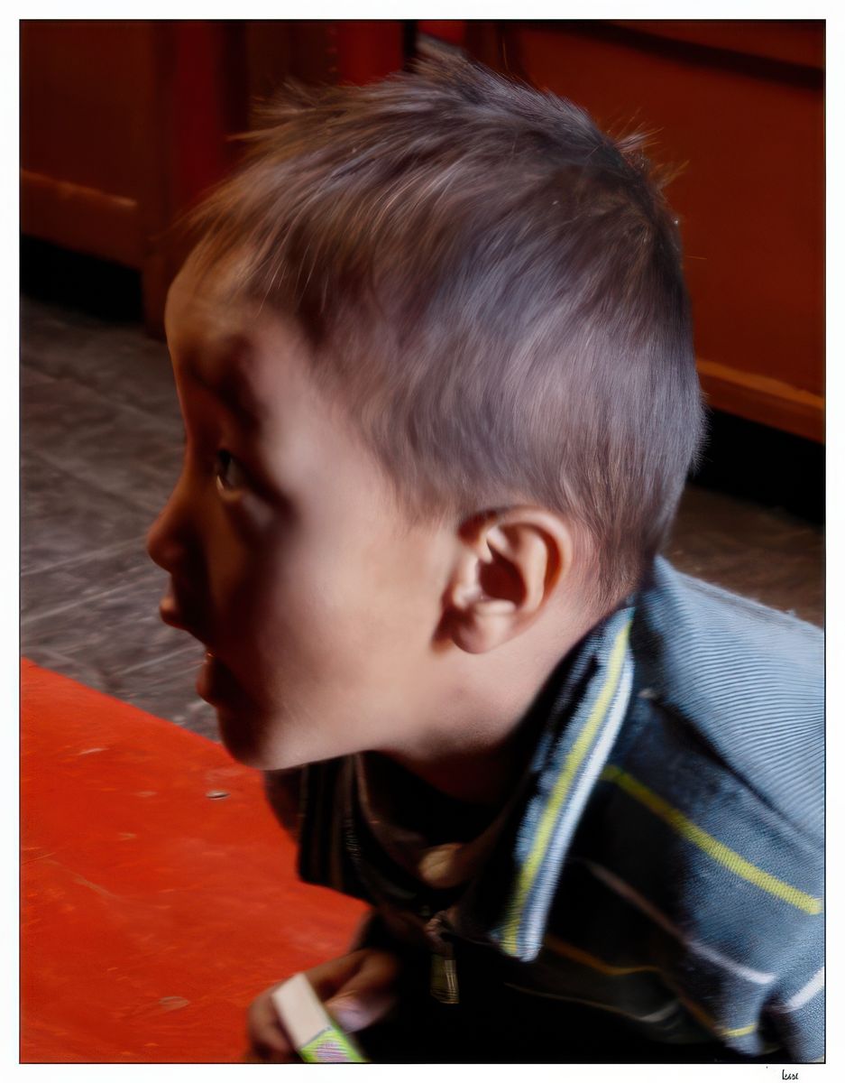 Très jeunes, les enfants accompagnent leurs parents au monastère.