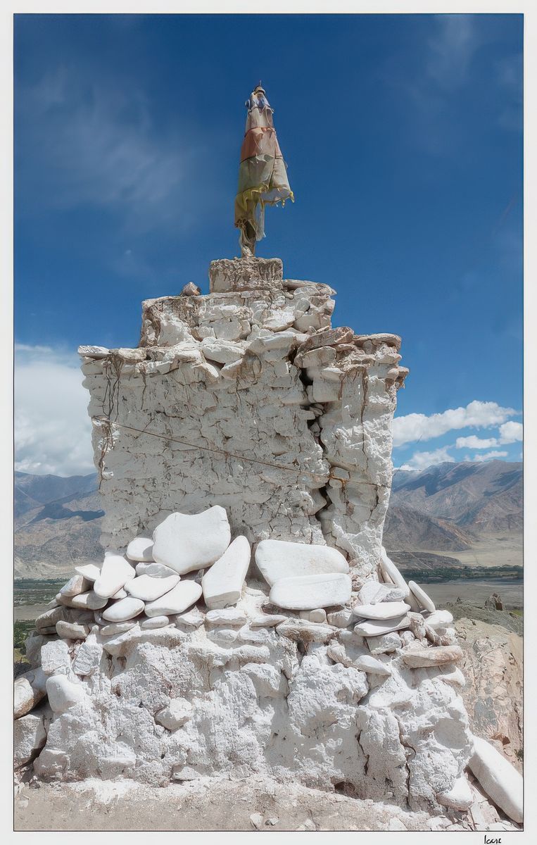 Un chörten en ruine, on en trouve un certain nombre dans la vallée de l'Indus.
