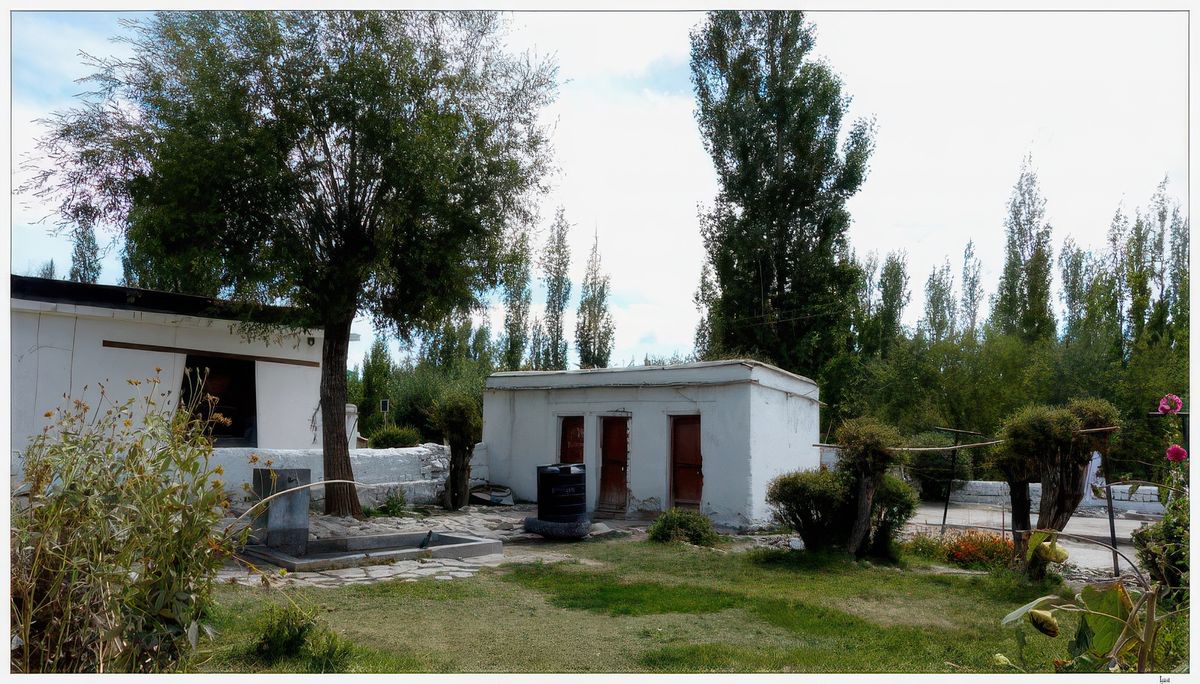 Derrière l'école, les habitations.