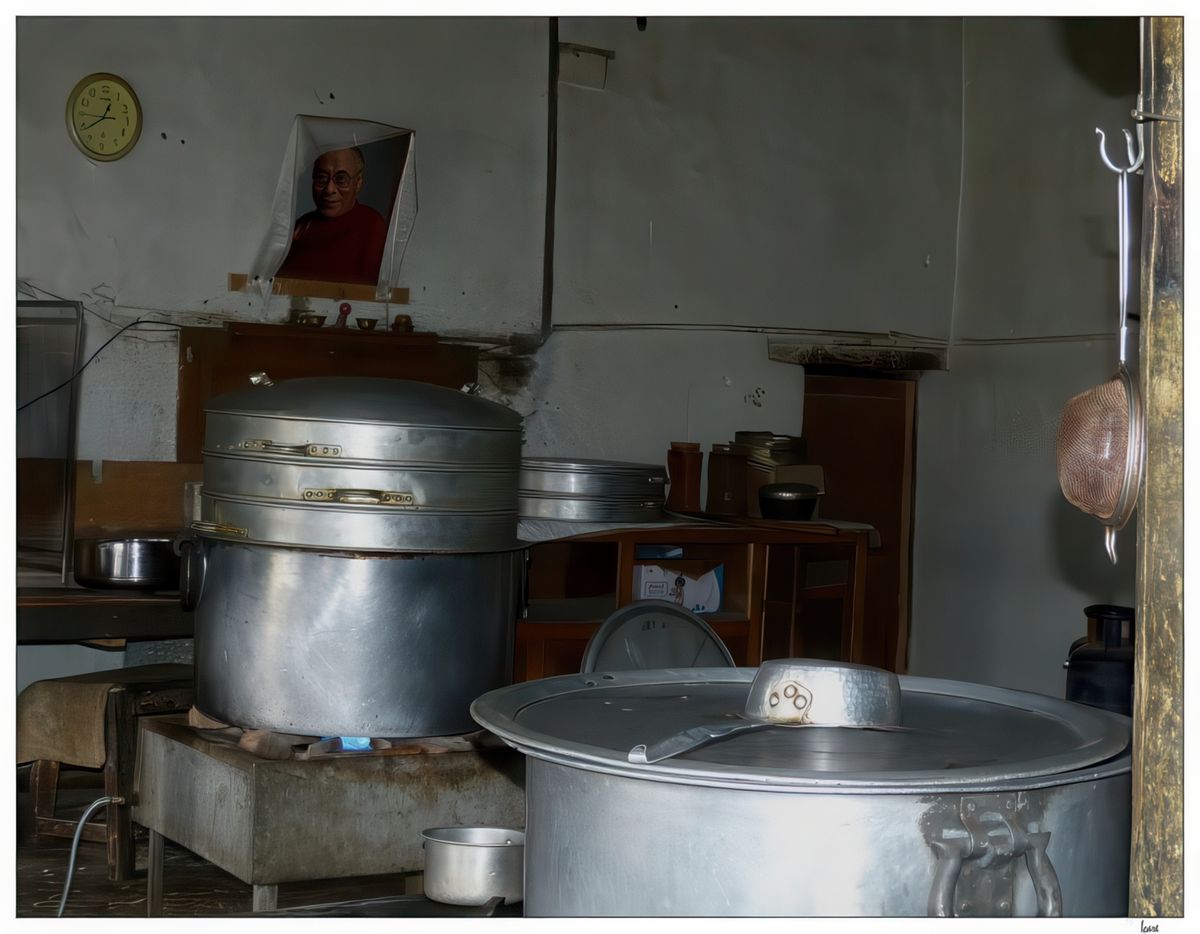 La photo du dalaï-lama est dans toutes les salles.