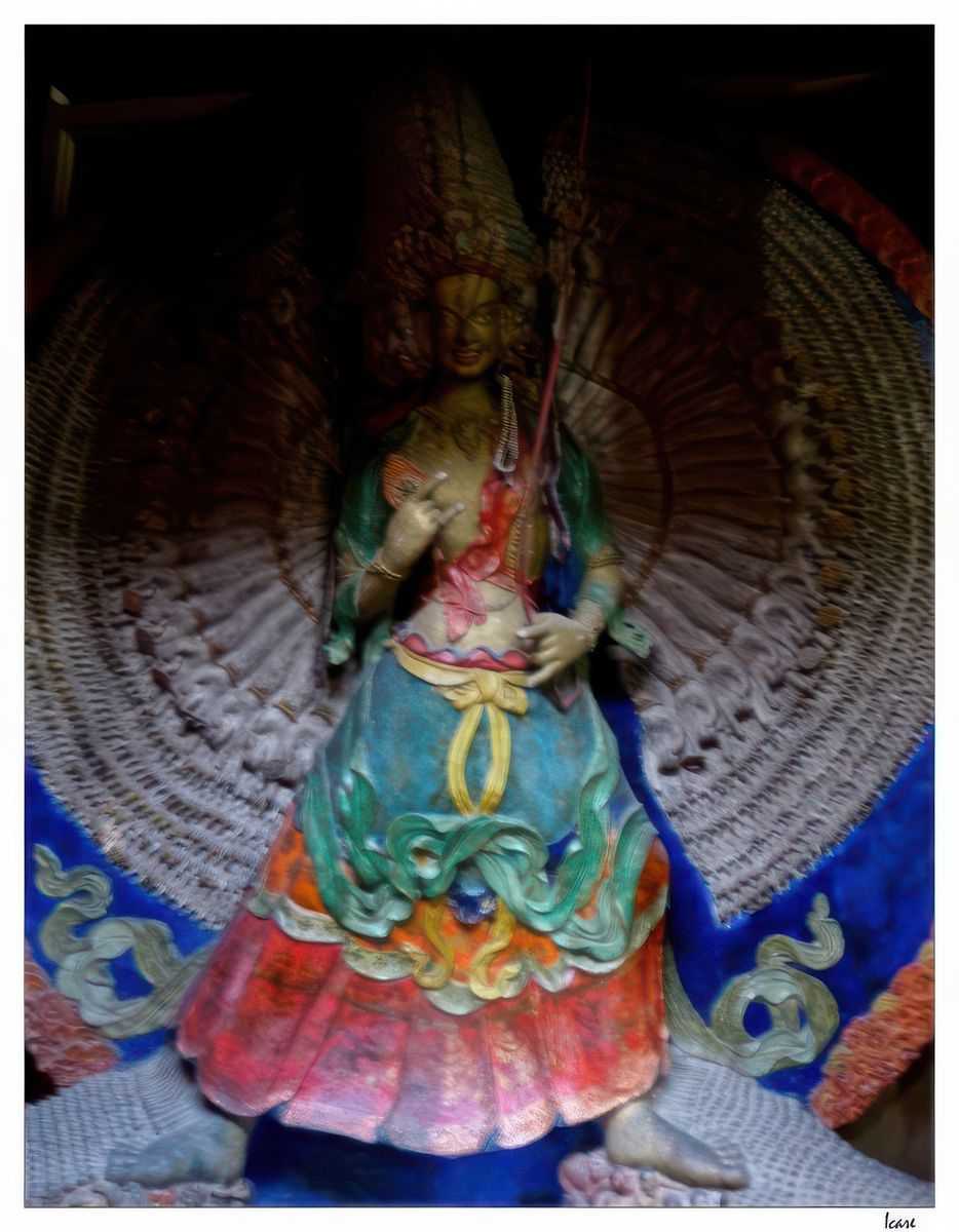 A l'intérieur d'une des salles du palais, Sitatapatra aux mille bras est une des déesses Vajrayana les plus complexes. Dans d'autres sutras, elle est considérée comme un homologue féminin à Avalokiteshvara, le bodhisattva de la compassion.