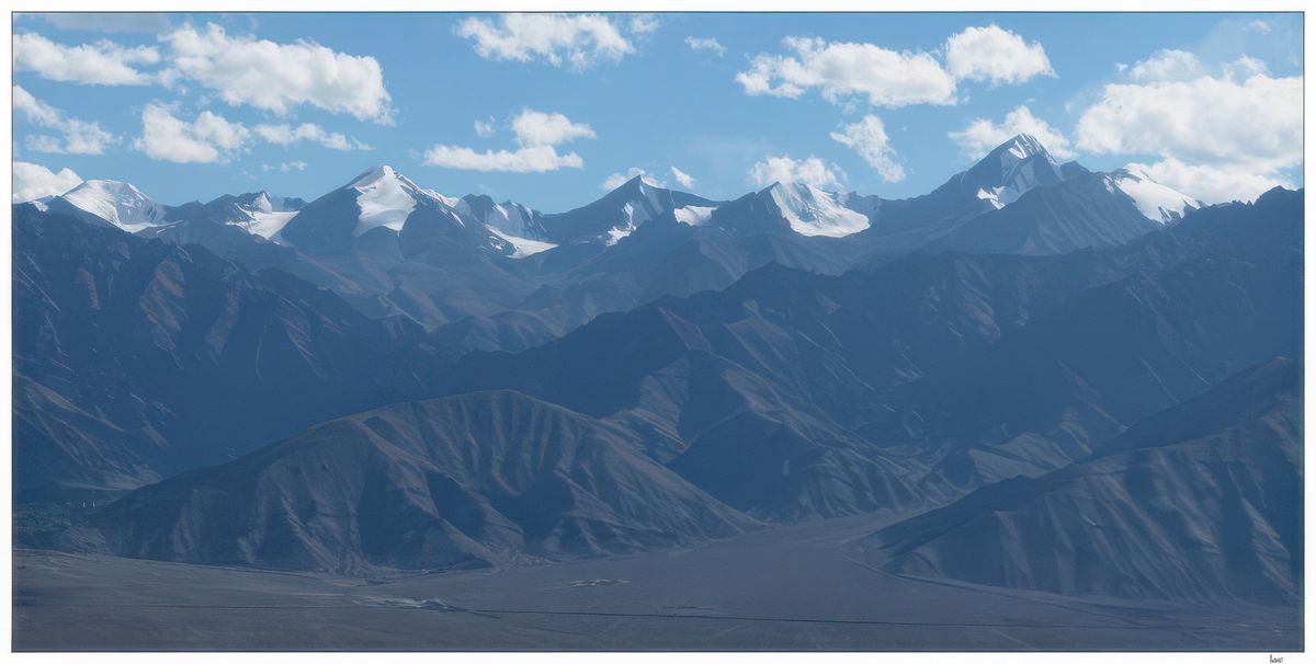 Zoom sur les sommets himalayens du Ladakh.