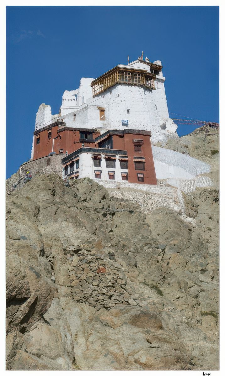 Vue sur le complexe religieux situé à 3 600 mètres d'altitude, au dessus du Lechen Palkhar. Le monastère de Namgyal Tsemo, comprend un gonkhang (temple des divinités tutélaires) et un temple consacré à Maitreya (Bouddha du Futur).