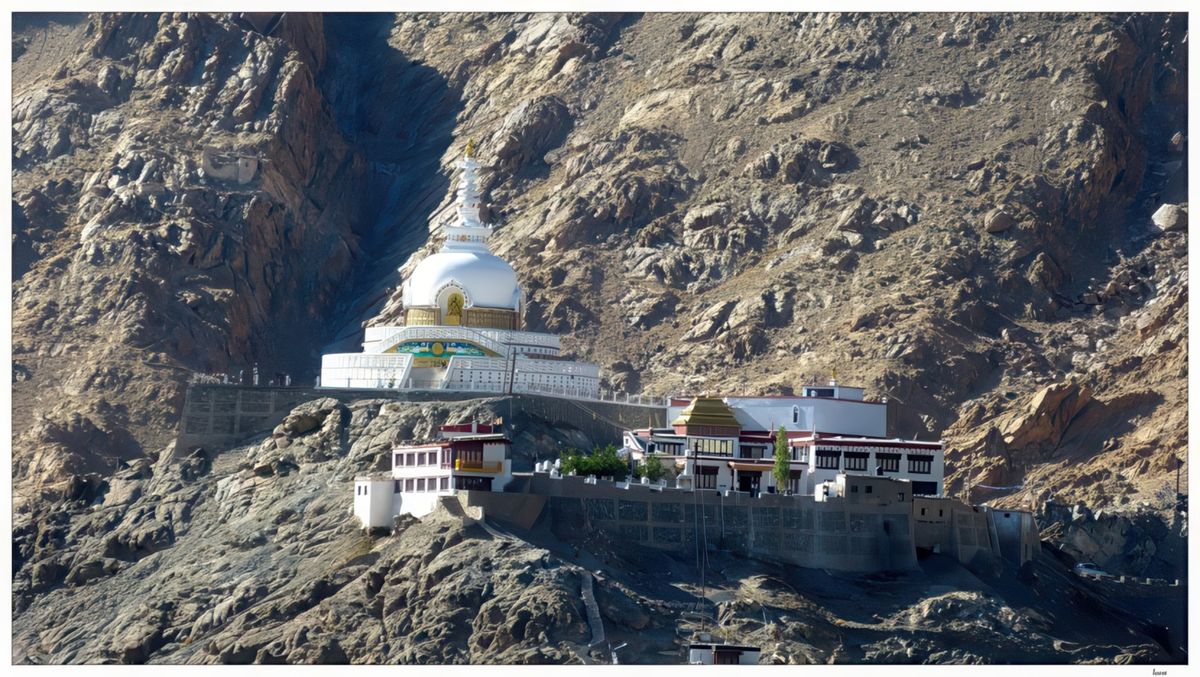 Vue sur le Shanti Stupa, un chörten bouddhiste japonais construit dans les années 1980 par des bouddhistes japonais. Il en existe 80 à travers le monde (j'ai eu l'occasion de voir celui qui est au Népal à Pokara).
